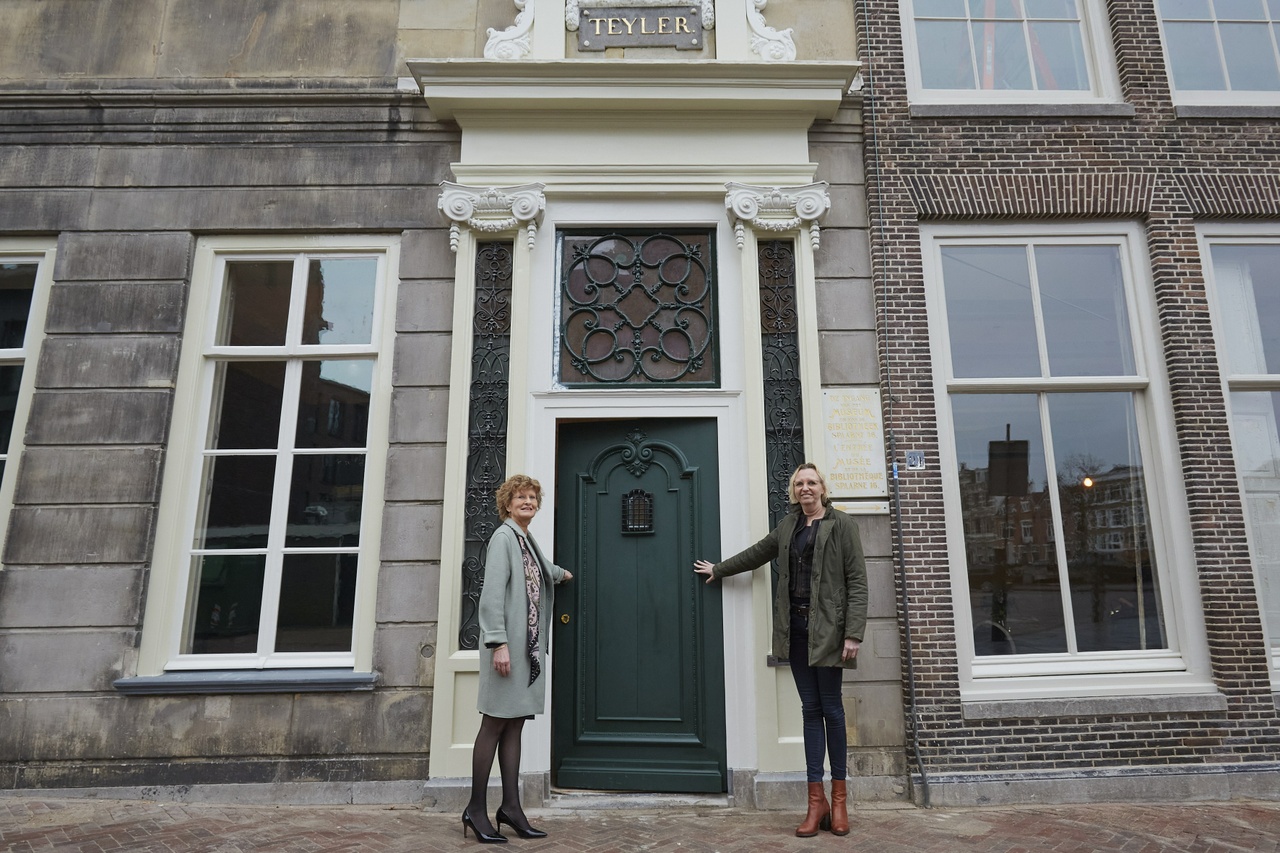 Director Marjan Scharloo and architect Liesbeth van Apeldoorn opening the monumental front door of the Pieter Teyler House Director Marjan Scharloo and architect Liesbeth van Apeldoorn opening the monumental front door of the Pieter Teyler House