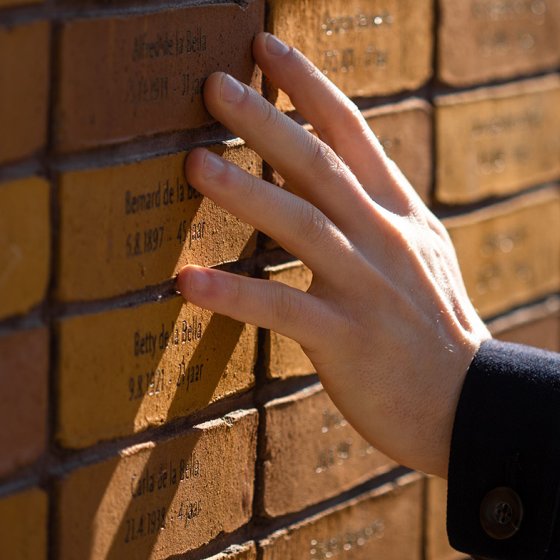 Namenmonument Amsterdam hand against wall with names