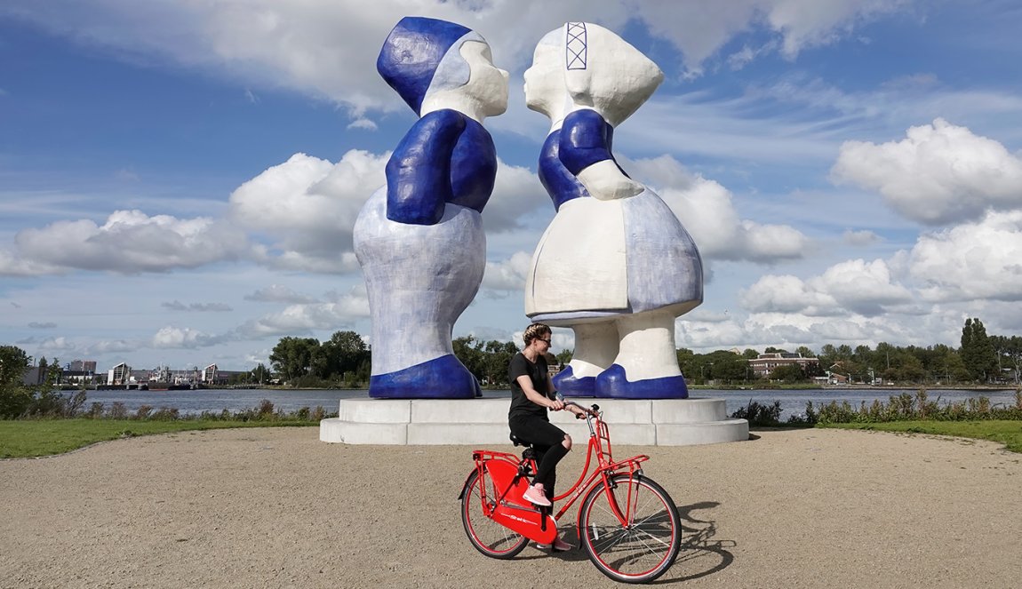 Cyclist at Kissing Couple XXXL artist Saske van Eerden. Noordzeekanaal .