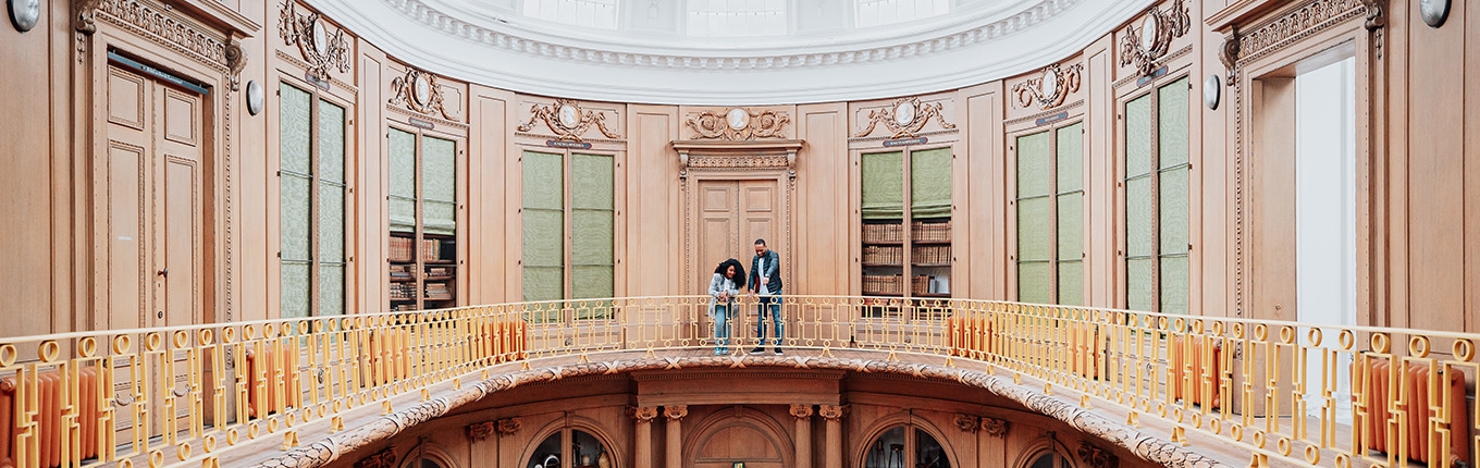 Couple looking down from balustrade Teylers Museum Haarlem