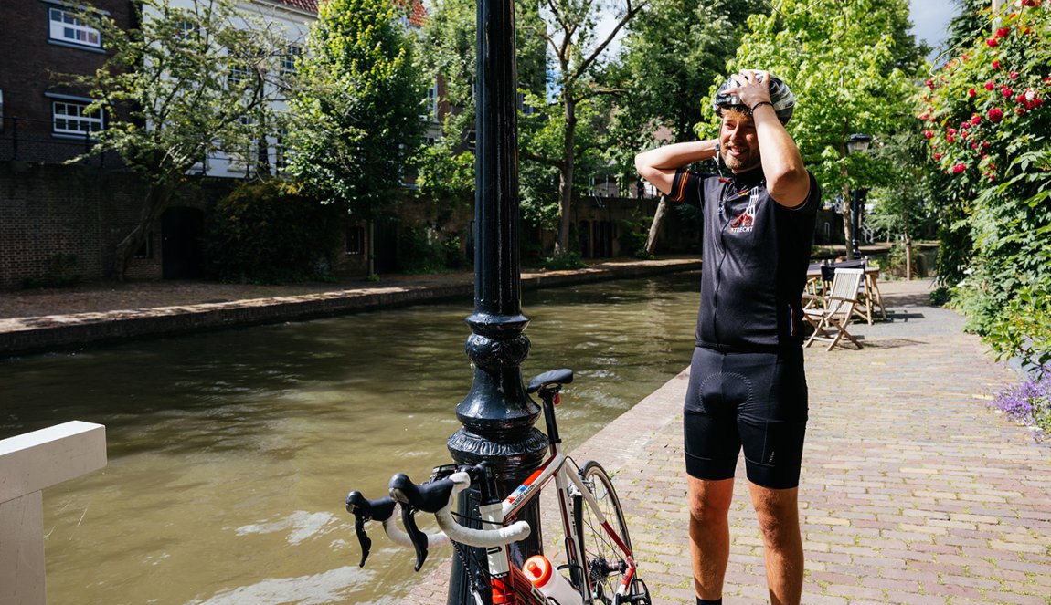 Jelle Bakker put on his bike helmet in Utrecht
