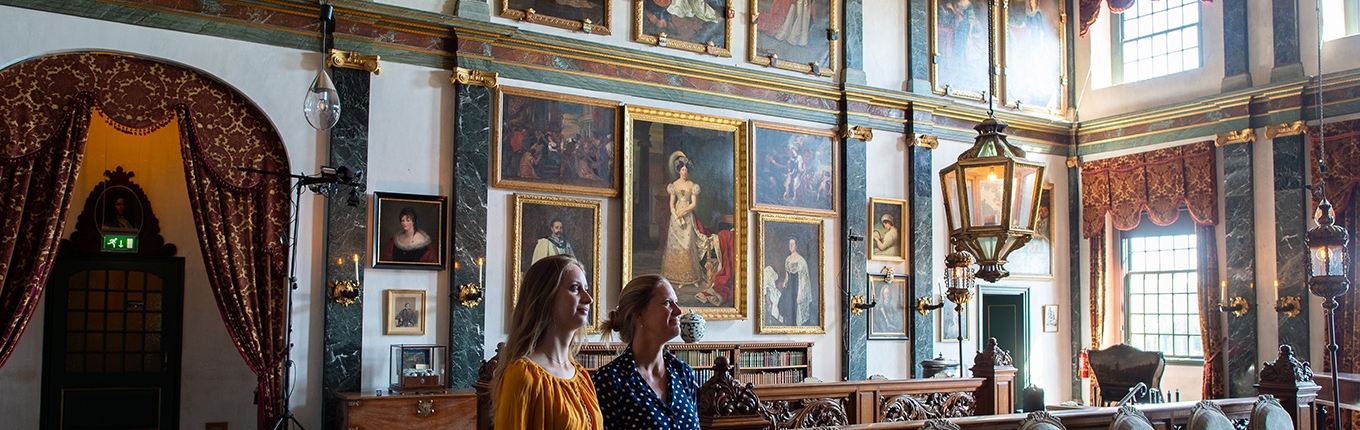 Kasteel Amerongen young ladies admire the interior Kasteel Amerongen young ladies admire the interior