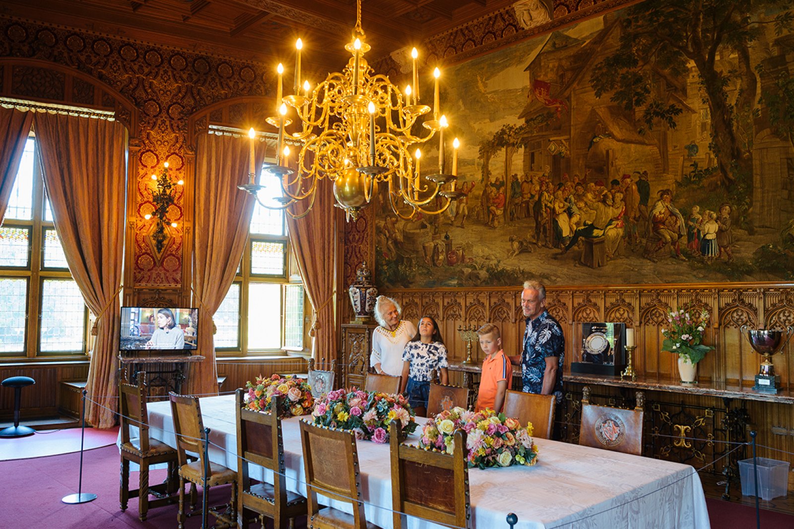 Kasteel de Haar family admires dining room