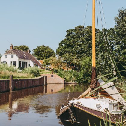 Boot ligt klaar in rietkraag