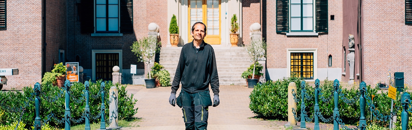 Jeroen Simonis walks in front of Huis Doorn Jeroen Simonis walks in front of Huis Doorn