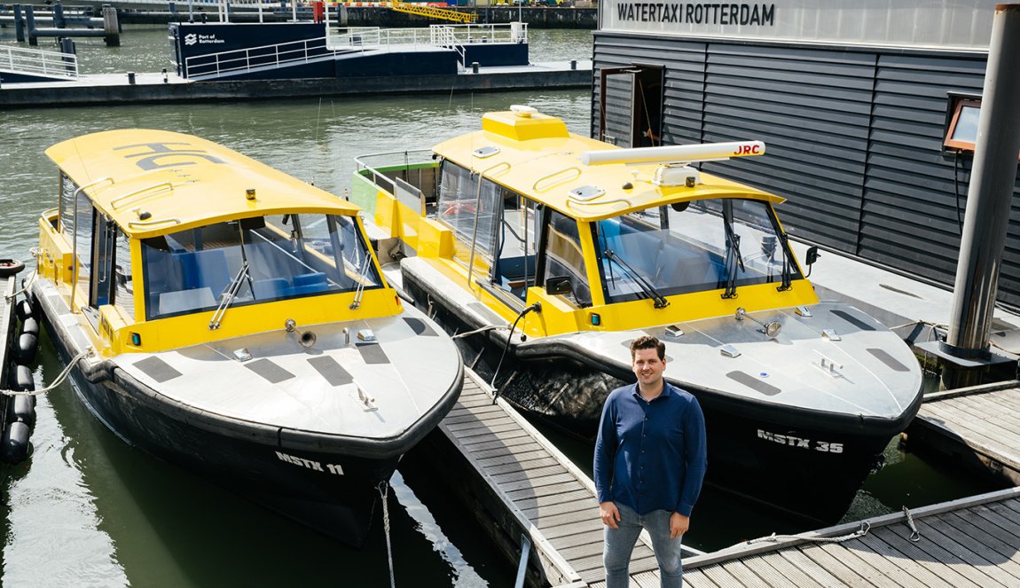 Portrait Erick van de Scheur Watertaxi Rotterdam in front of 2 water cabs