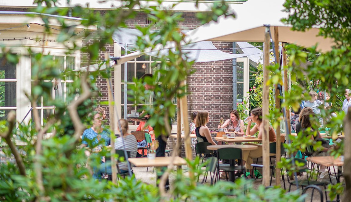 Utrecht Landhuis in de stad, visitors sitting outside on the terrace