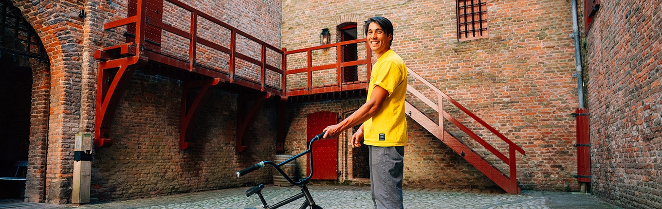 Sietse van Berkel with bicycle in courtyard
