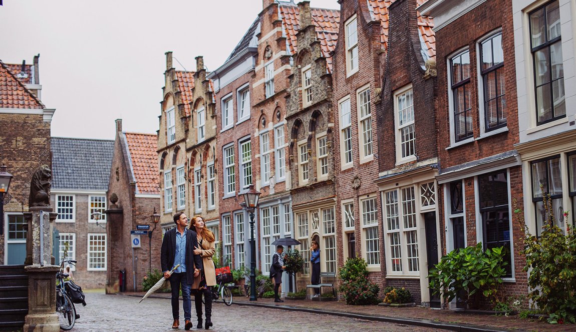 Dordrecht Hofstraat couple walks down the street