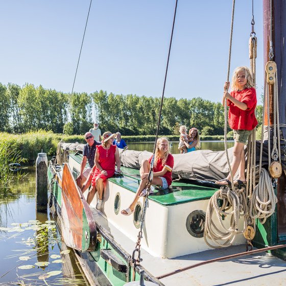 Familie geniet van het bootleven