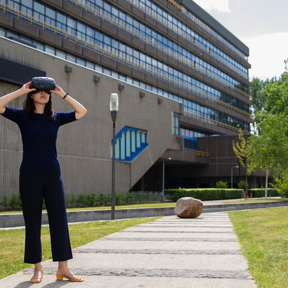 Yan Feng researcher at TUDelft with three-dimensional virtual reality model to test the reaction of road users