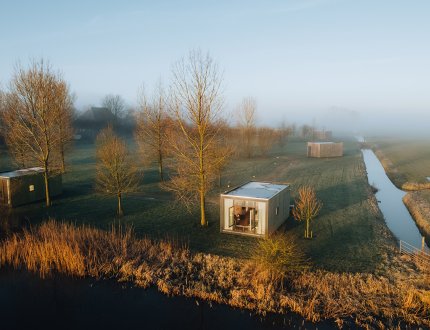 Beautiful hotel-cubes with panoramic views. Hotel-room-with-a-view in Weidumerhout, Friesland