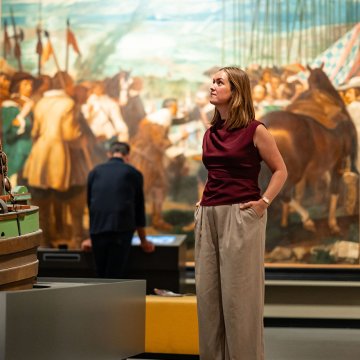 Museum Breda dame bekijkt art