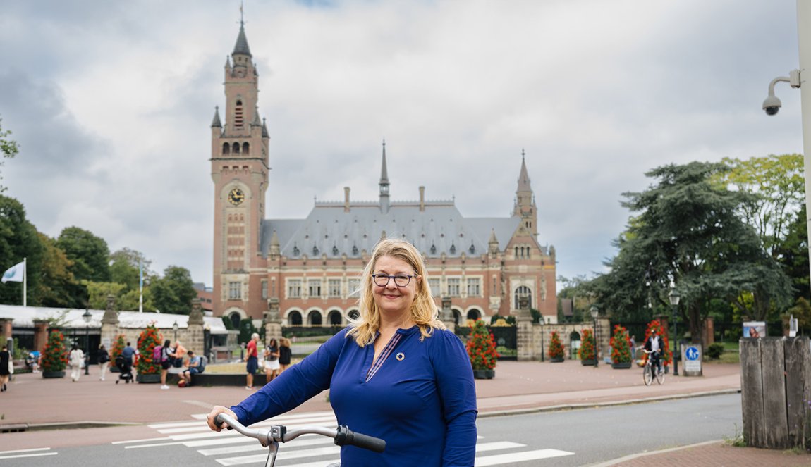 Portrait Jill Wilkinson The Hague Humanity Hub in front of Peace Palace with bike
