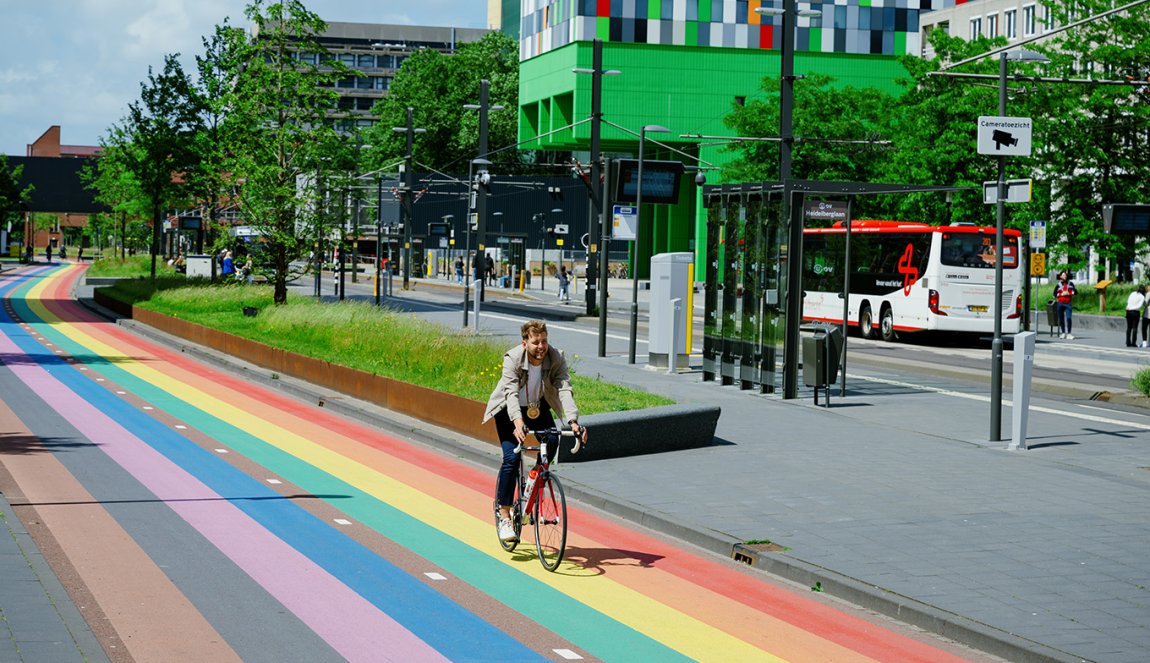Jelle Bakker on a bike in Utrecht over rainbow bike path