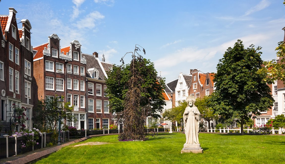 Begijnhof Amsterdam houses and statue