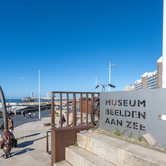 Museum Beelden aan zee met sprookjes beelden op de boulevard