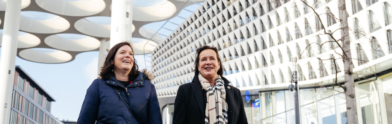 Monique André de la Porte & Jannemarije Spruitenburg walking at Utrecht station