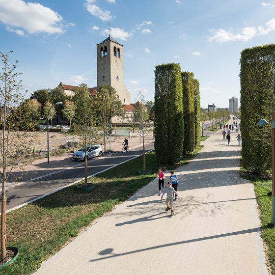 A former highway turned into a green zone, improving air quality and the standard of living of residents, while reducing noise pollution.