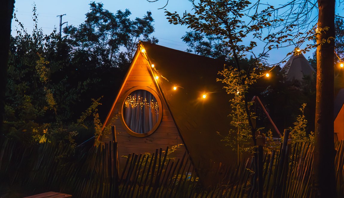 Charming forest cottage at dusk — Scandinavian accommodation in the Achterhoek region