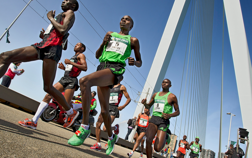 Marathon Runners Erasmusbrug © Marco de Swart