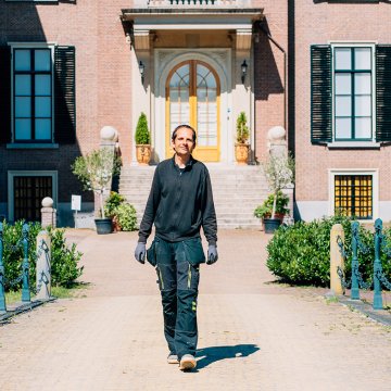 Jeroen Simonis walks in front of Huis Doorn 