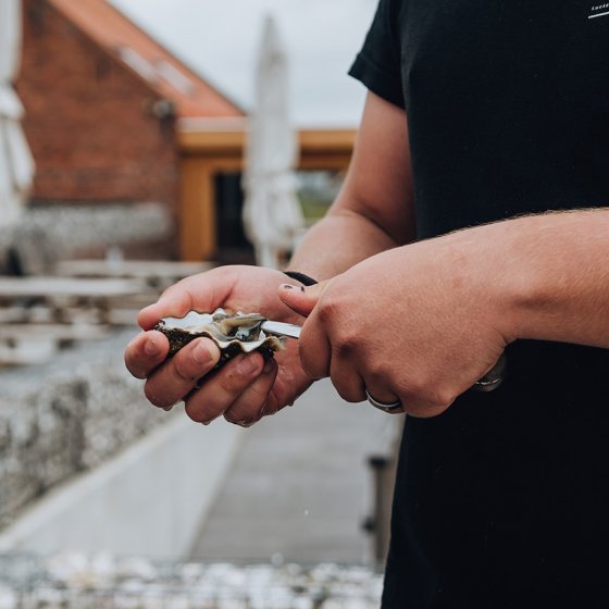 De Oesterij Yerseke opening an oyster