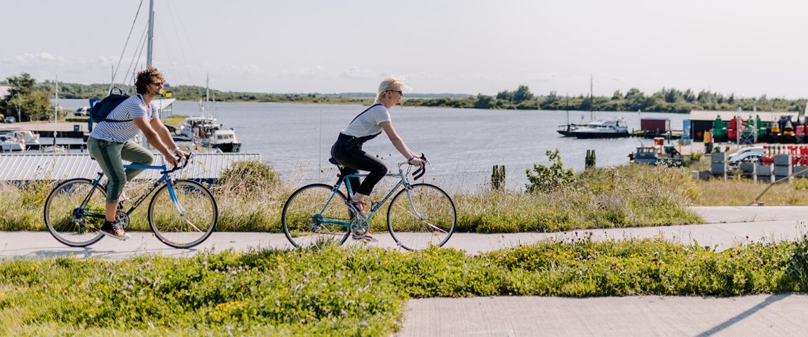 Couple bike along the Lauwersmeer