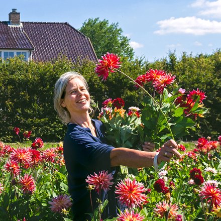 Flowerstyliste Dorien van den Berg with bouquet of flowers
