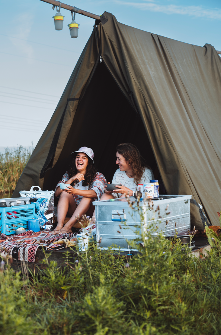 Grils enjoying camping in Flotten 