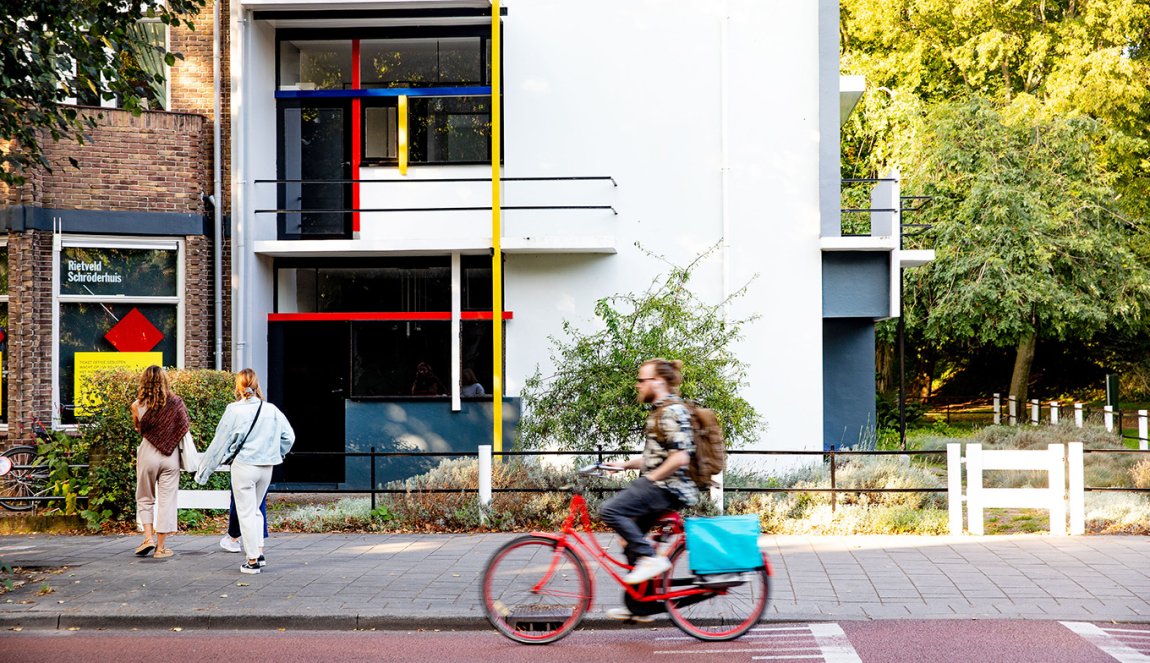 Radfahrer fährt am Rietveld Schröderhuis in Utrecht vorbei