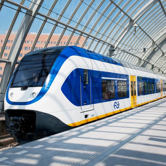 NS sprinter at a station