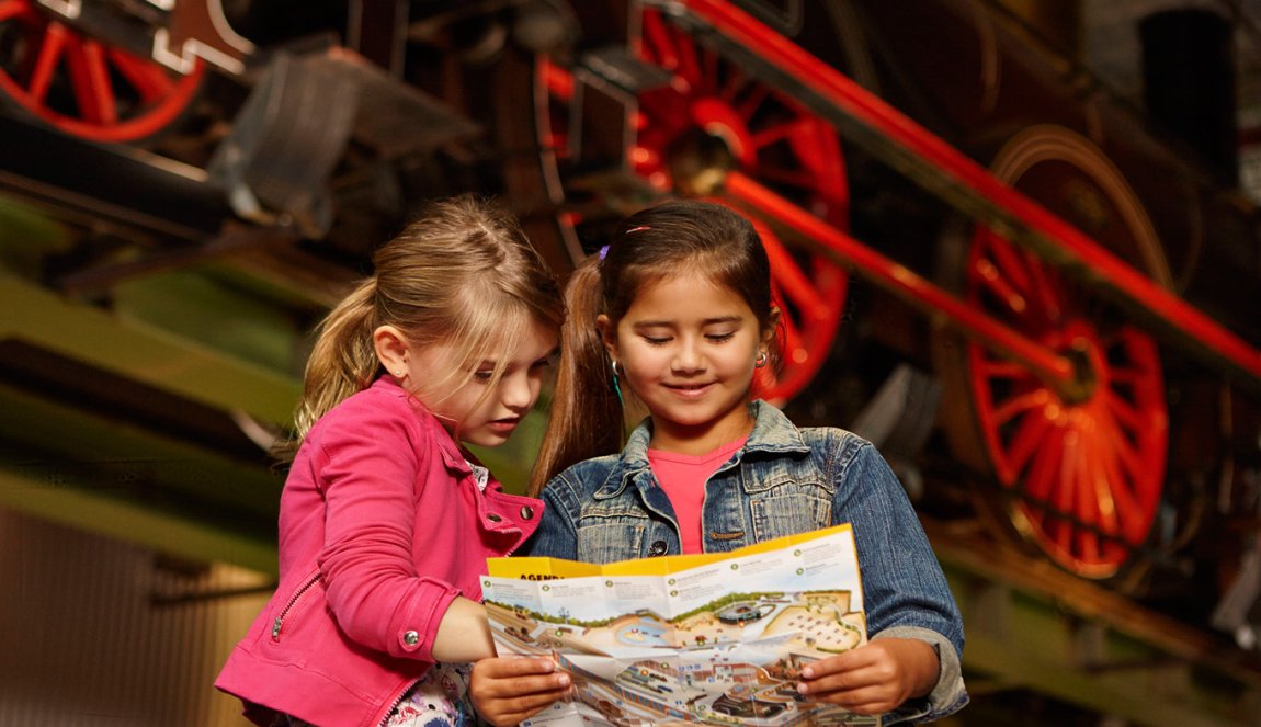 Kids looking at map at Spoorwegmuseum Utrecht Kids looking at map at Spoorwegmuseum Utrecht