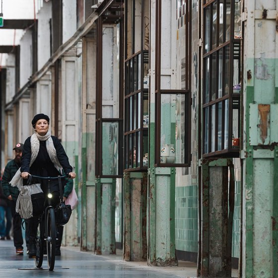 Sphinxkwartier Maastricht lady on a bicycle