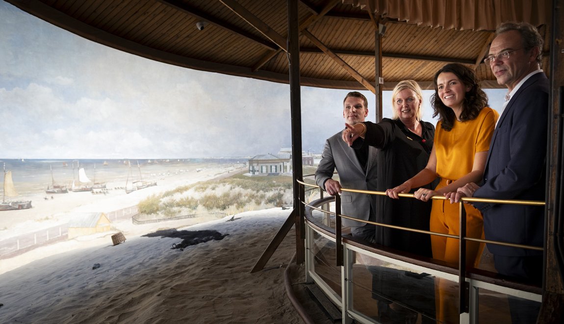 Museum Panarama Mesdag Emilie Zonnevylle, Kulturminister Gouwe Moes, Direktorin Minke Schat und Steven Storm 