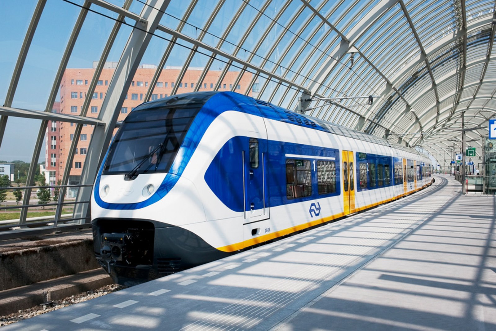 NS sprinter at a station