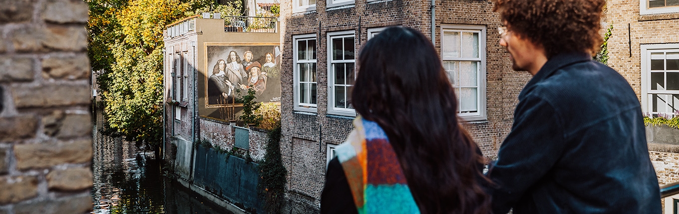 Dordrecht Lombardbrug couple looks at mural
