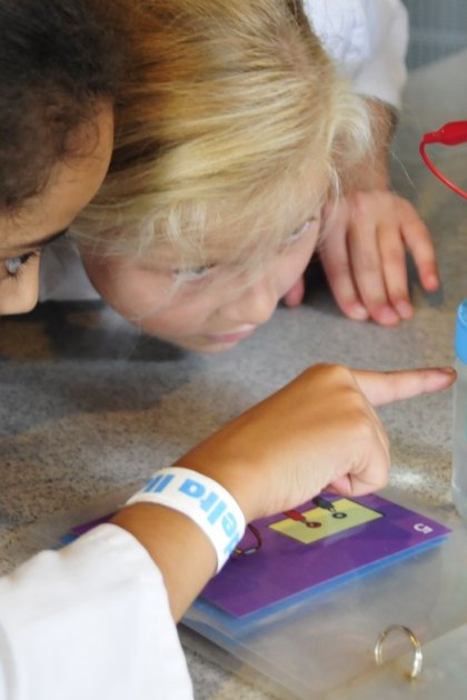 Doing experiments at the water museum with children