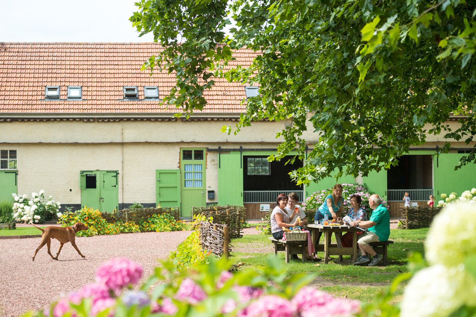 Wortel-Kolonie exterior with people at the table