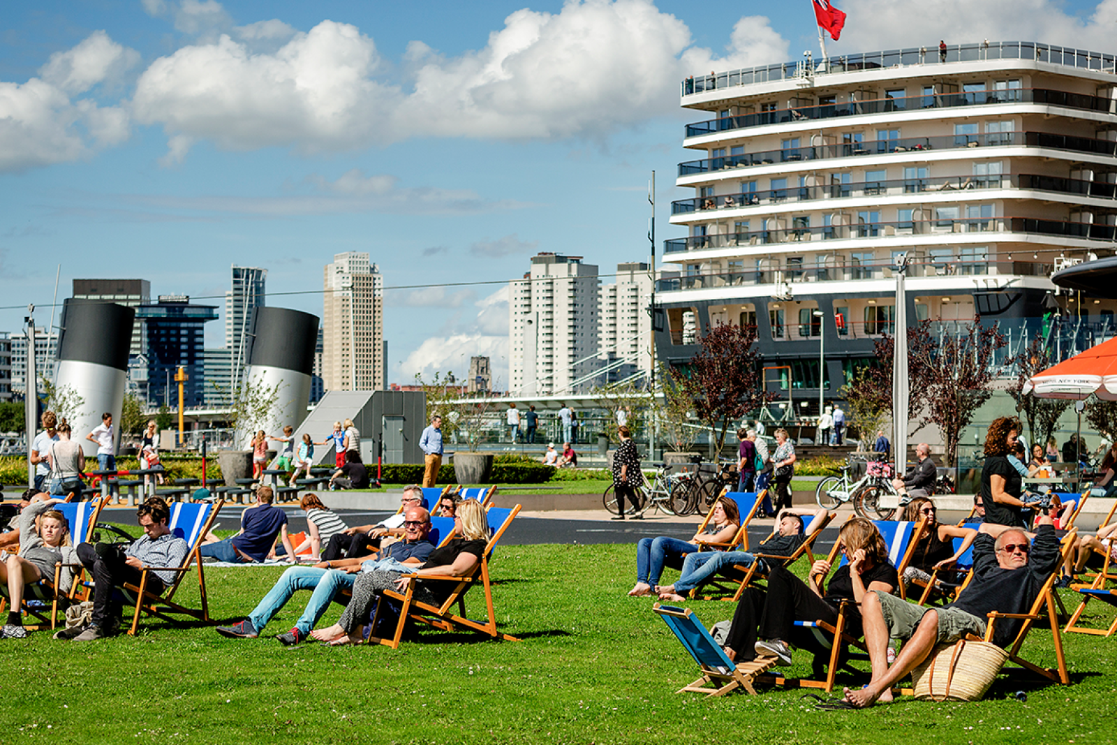 Sunbathing Kop van Zuid © Iris van den Broek