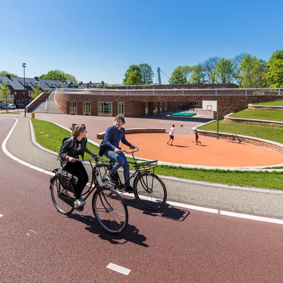 Cyclists at Dafne Schippers bridge