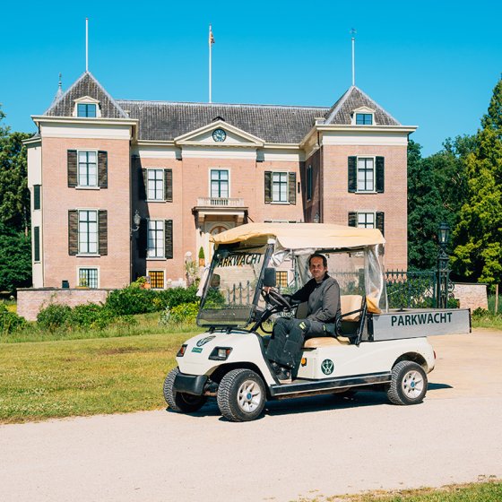Jeroen Simonis in carriage in front of Huis Doorn
