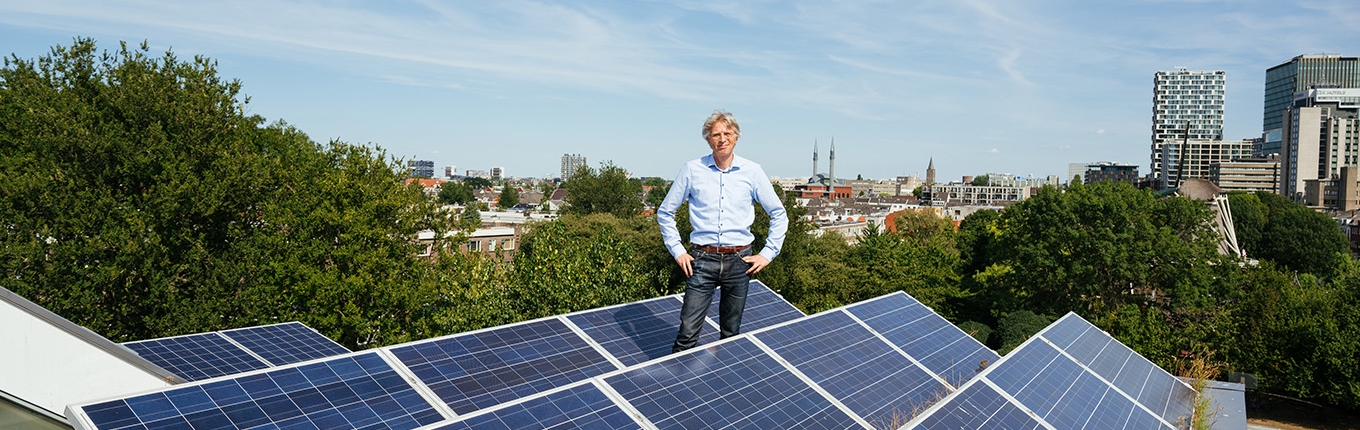 Portrait Robin Berg We Drive Solar standing on the roof with solar panels Portrait Robin Berg We Drive Solar standing on the roof with solar panels