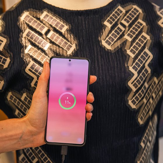 Pauline van Dongen phone charging via dress