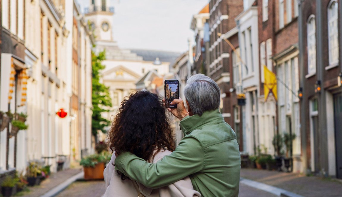 Couple photographs city hall Grotekerksbuurt Dordrecht