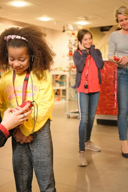 Children with audio tour in Corpus, Leiden