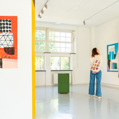 Bezoeker kijkt naar hedendaagse kunst in een inspirerende museumomgeving