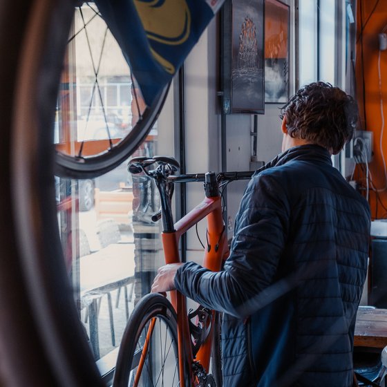 Cycling eatery Cyklist Eindhoven cycle mechanic at work
