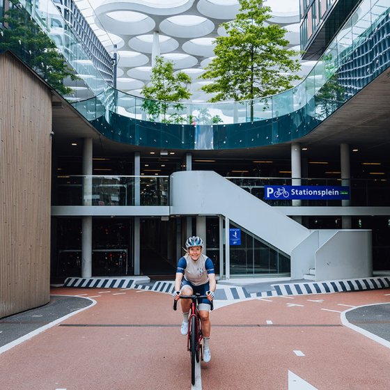 Belle de Gast in cycling outfit at bike park