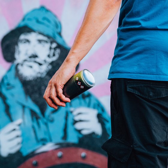 Egbert Scheffer at work with spray can in hand